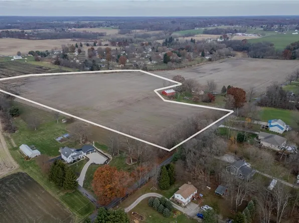 Pinedale St NE, Hartville, OH 44632