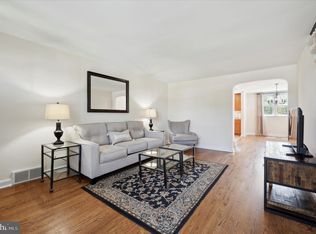 386 Westmont Dr, Collingdale, PA 19023