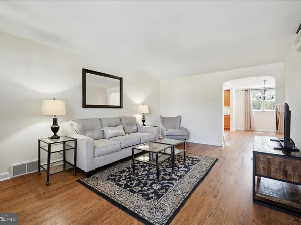 386 Westmont Dr, Collingdale, PA 19023