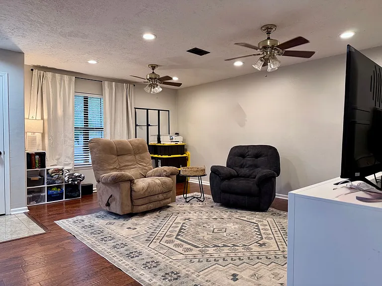 2213 Angus St — Photo 2