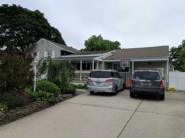 33 Ryan St, West Islip, NY 11795