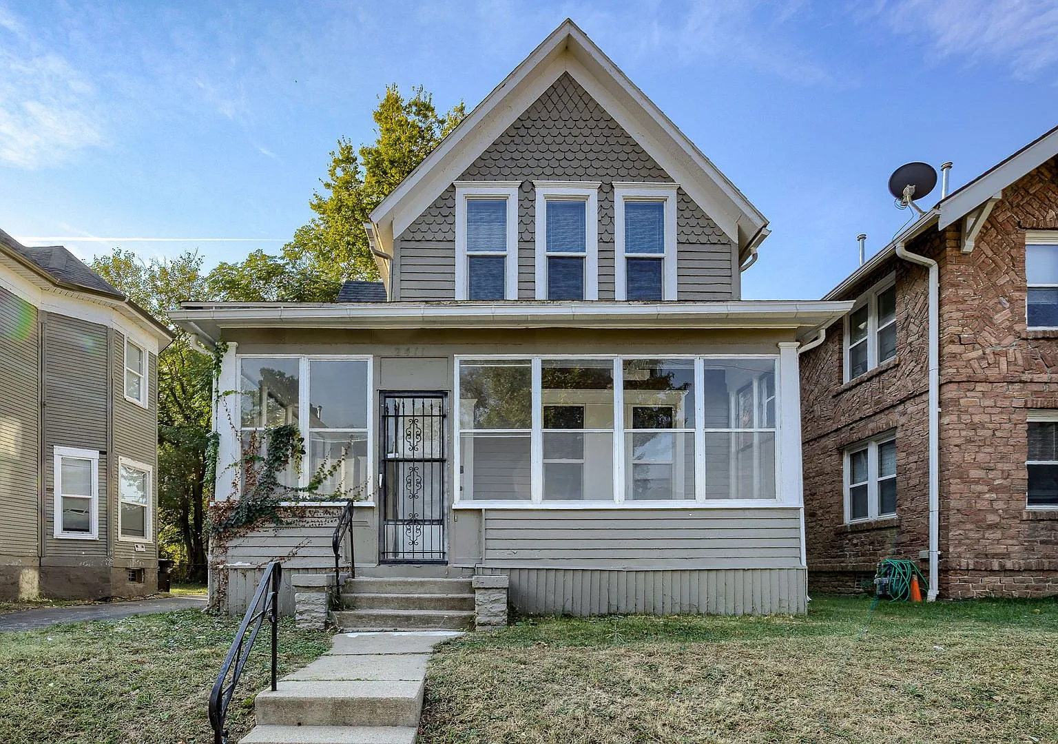 Cozy 3 Bedroom With Enclosed Porch & Fenced Yard!! — Photo 1