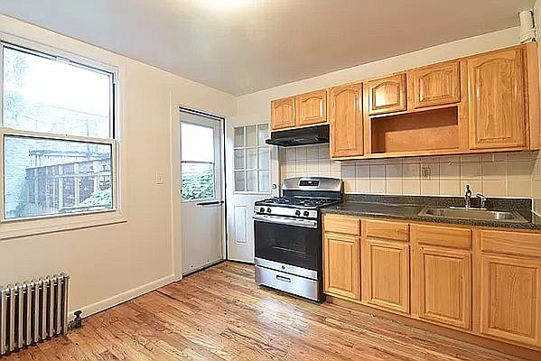 1st image of 100 De Graw St #1