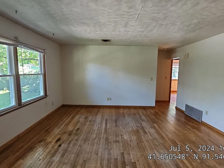 518 W Benton St — Photo 14