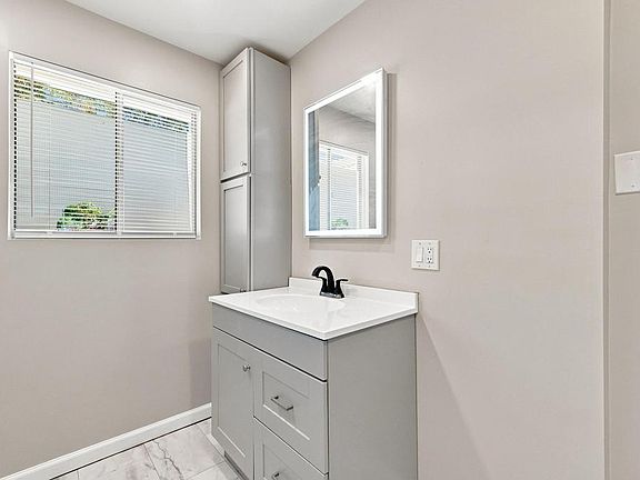 3rd image of 1900 E Cherry St