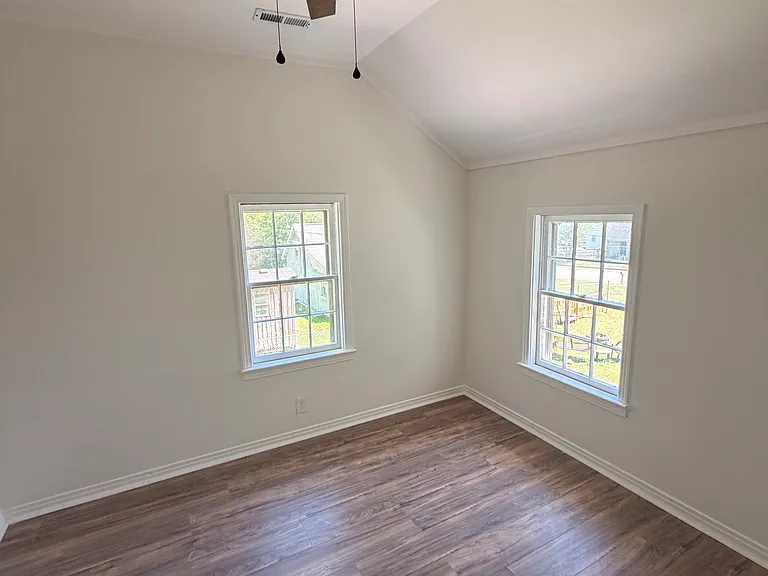 504 Fleming St — Photo 9