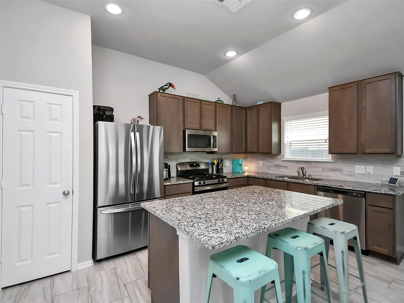 3 bed, 2.0 bath, 1411 sqft, $2,100 — Photo 3