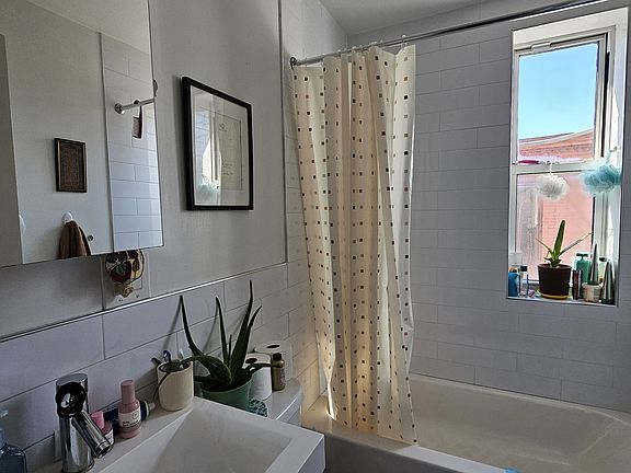 5th image of 308 Kosciuszko St APT 3R