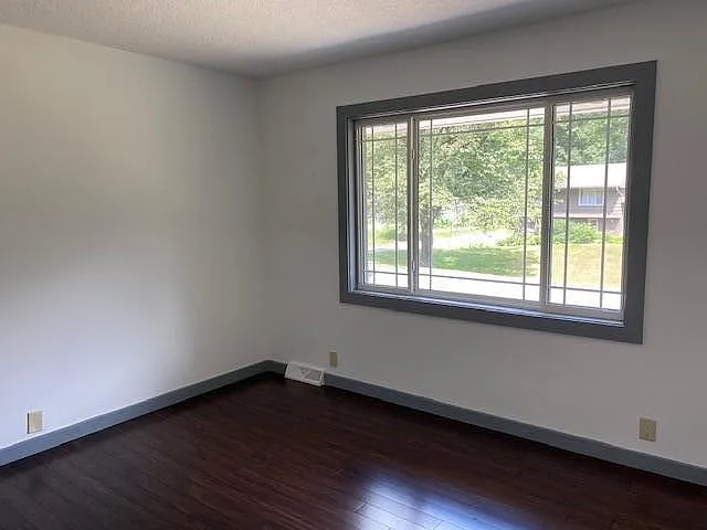 5 bed, 3300 sqft, $4,200 — Photo 2