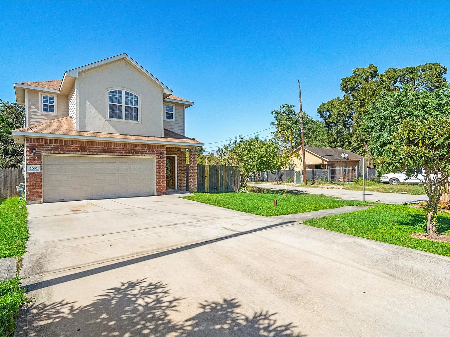 3 bed, 2.5 bath, 1882 sqft, $2,400 — Photo 2