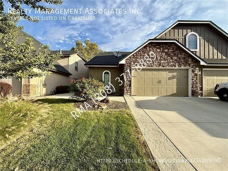 Luxurious 3-Bedroom, 3-Bath Townhouse with Bonus Room — Photo 1