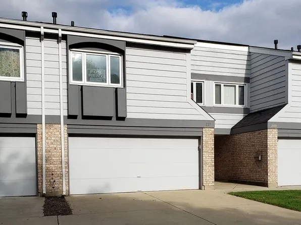 227 Lakeshore Ln, Bloomingdale, IL 60108