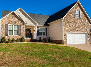 8 Stonebury Dr, Arden, NC 28704