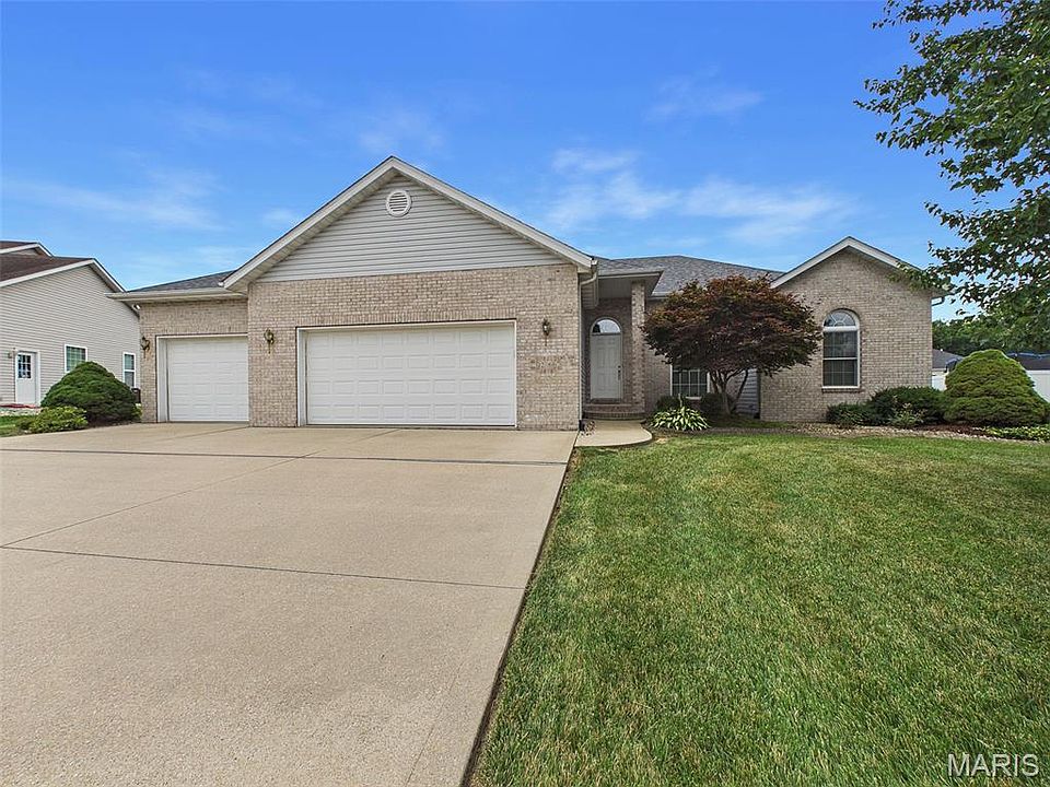 1st image of 26 Woodcrest Dr