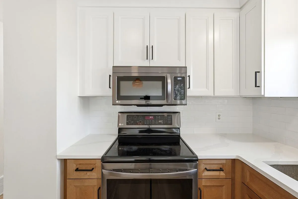 4 bed, 2.0 bath, 1976 sqft, $2,600 — Photo 4