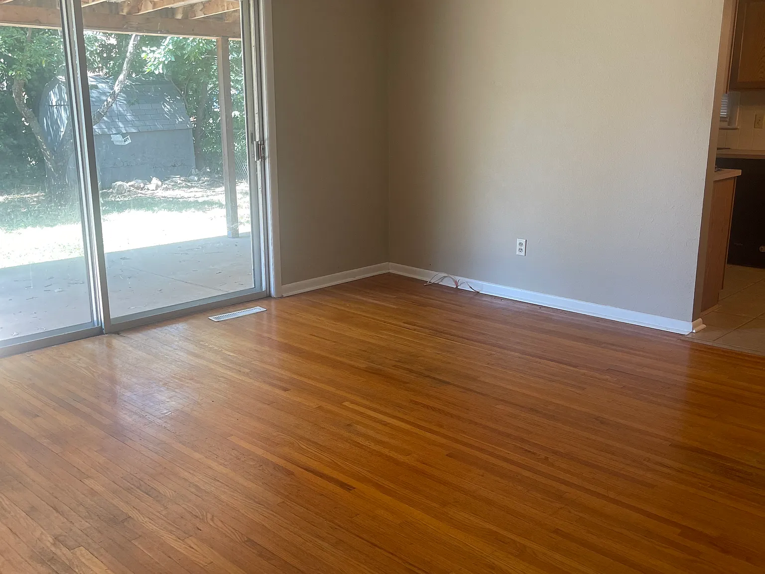 3 bed, 1.5 bath, 1382 sqft, $1,400 — Photo 2