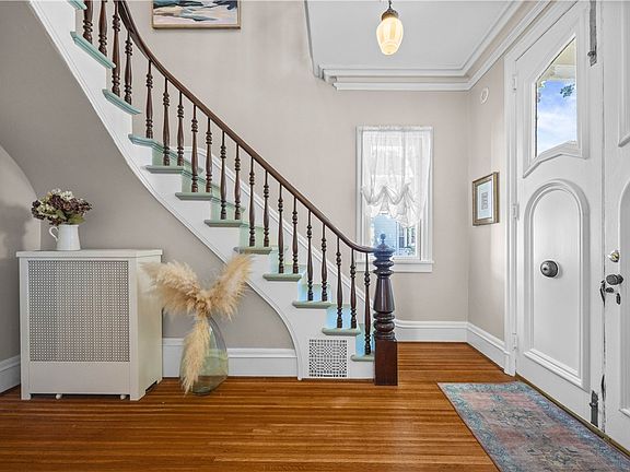 5th image of 24 Monroe St