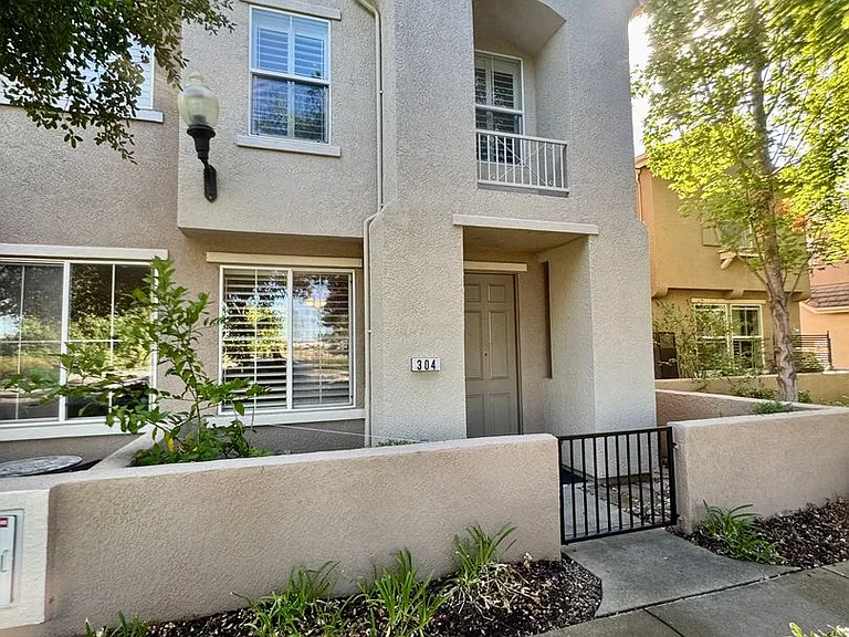 304 Esplanade Cir — Photo 39