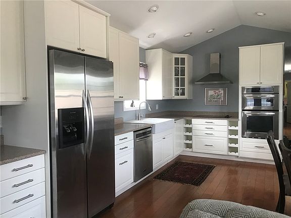 3rd image of 214 Kelso Dr