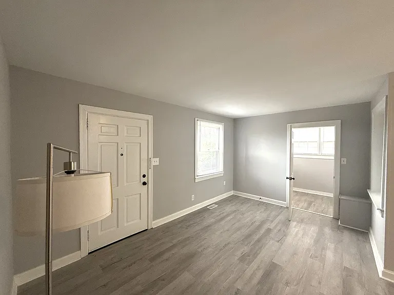1142 Mona Dr — Photo 3