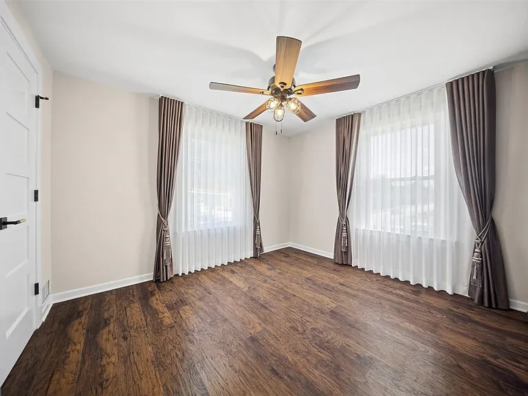 1798 Howard Ave — Photo 4