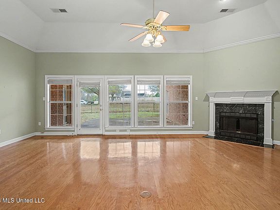 5th image of 655 Long St