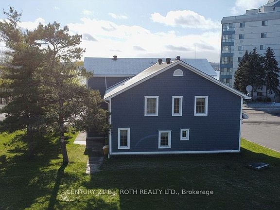 3rd image of 194 Dunlop St E