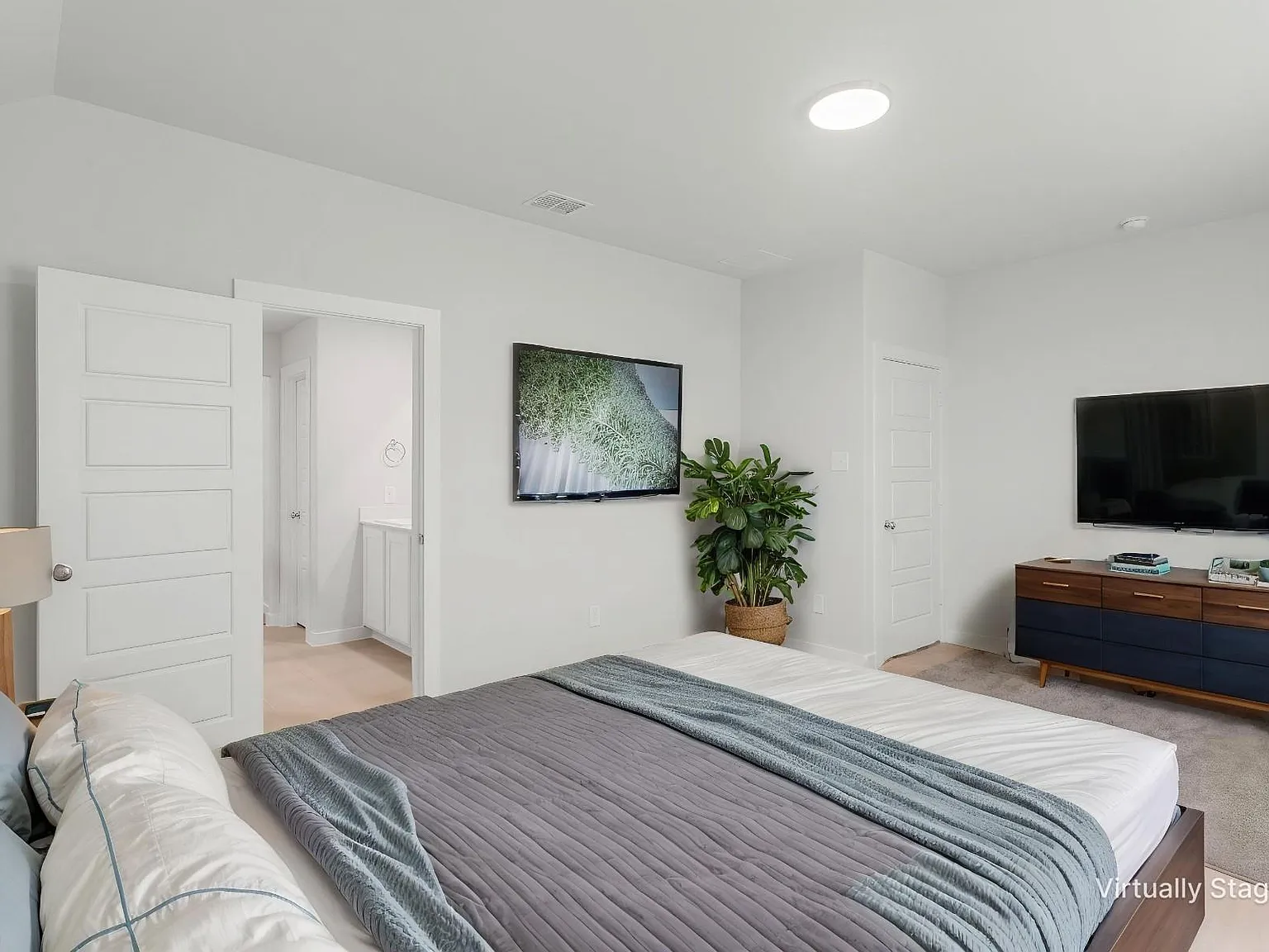 4 bed, 2111 sqft, $2,200 — Photo 3
