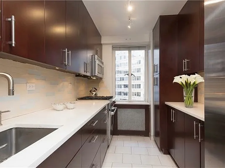 411 E 53rd St #10L — Photo 7
