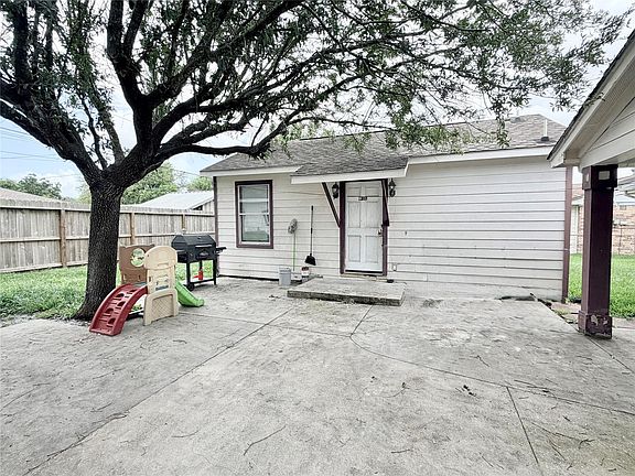 4th image of 1322 Saddle Rock Dr