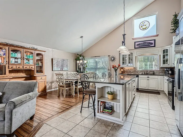 621 Devinney Ct — Photo 4