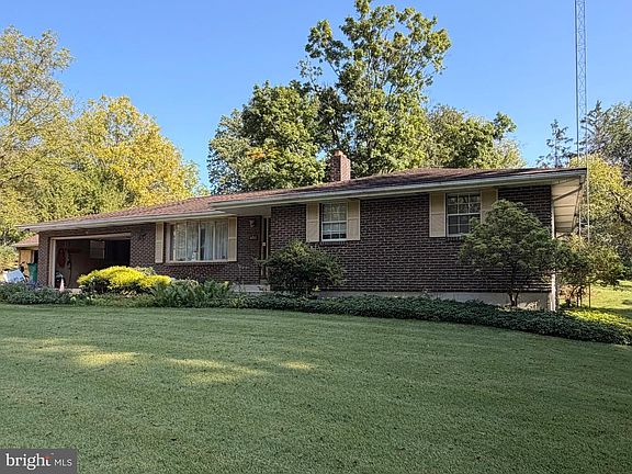 3rd image of 451 W Neversink Rd