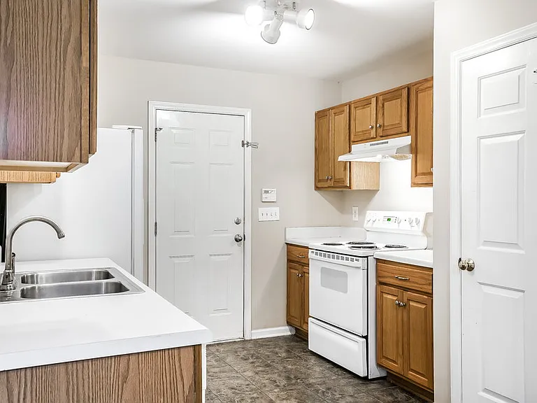 621 Groveton Trl — Photo 8