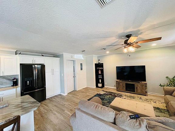 4th image of 652 SE Degan Dr