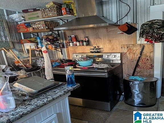 2nd image of 926 Holly St