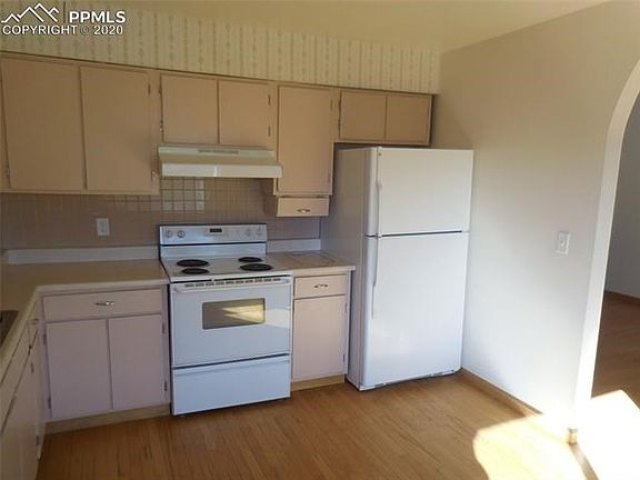 2nd view of the kitchen