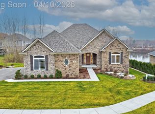 690 Willow Lake Ct, Oxford, MI