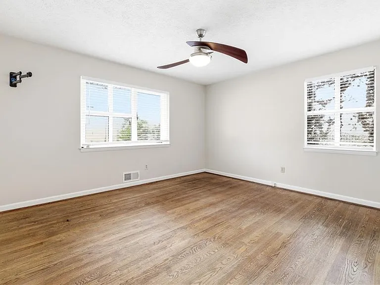 2176 Riverside Dr — Photo 31