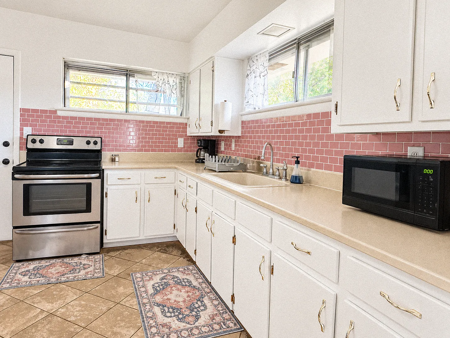 3 bed, 1000 sqft, $2,200 — Photo 3