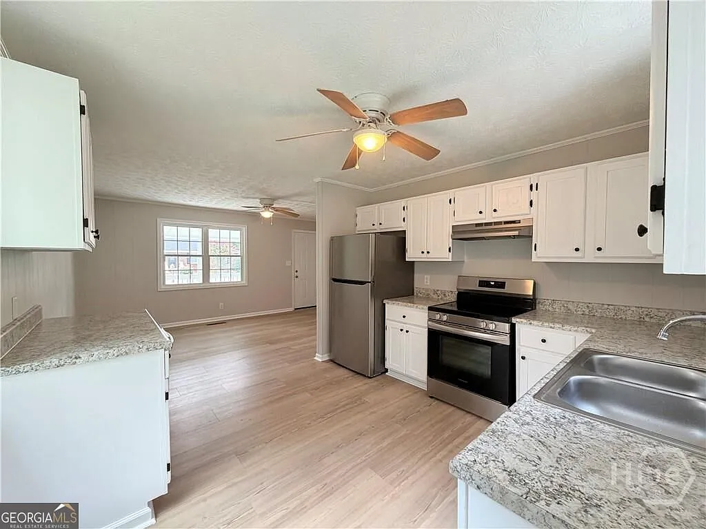 4 bed, 2.0 bath, 1440 sqft, $1,750 — Photo 2