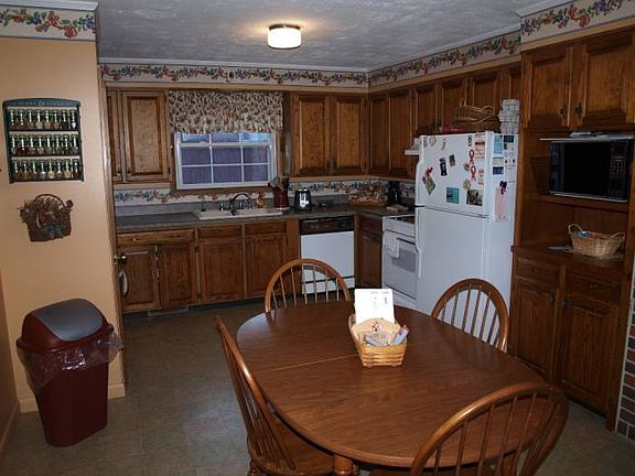 Eat-in kitchen