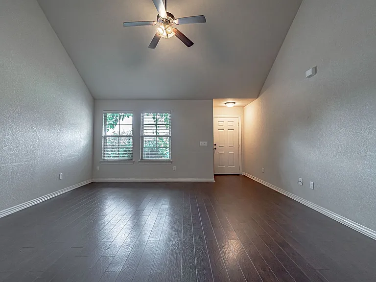 926 Kensington Dr — Photo 3
