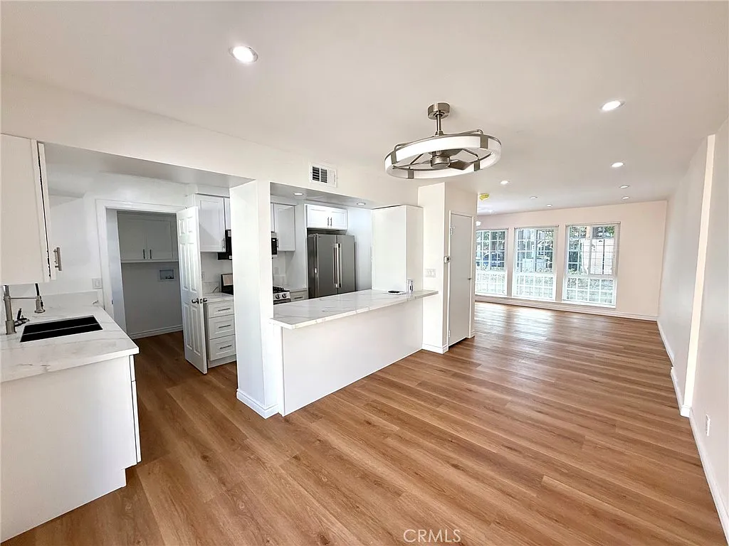 3 bed, 2.5 bath, 1403 sqft, $3,950 — Photo 4