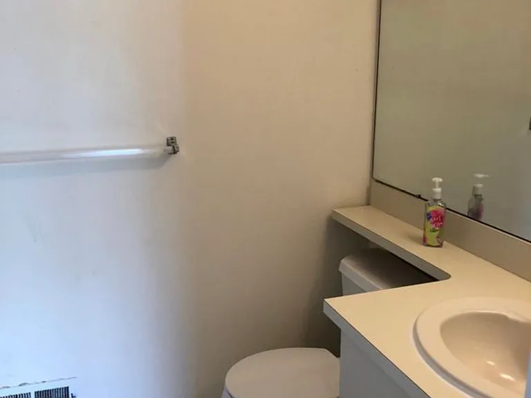 240 Hampshire Ct #240 — Photo 9
