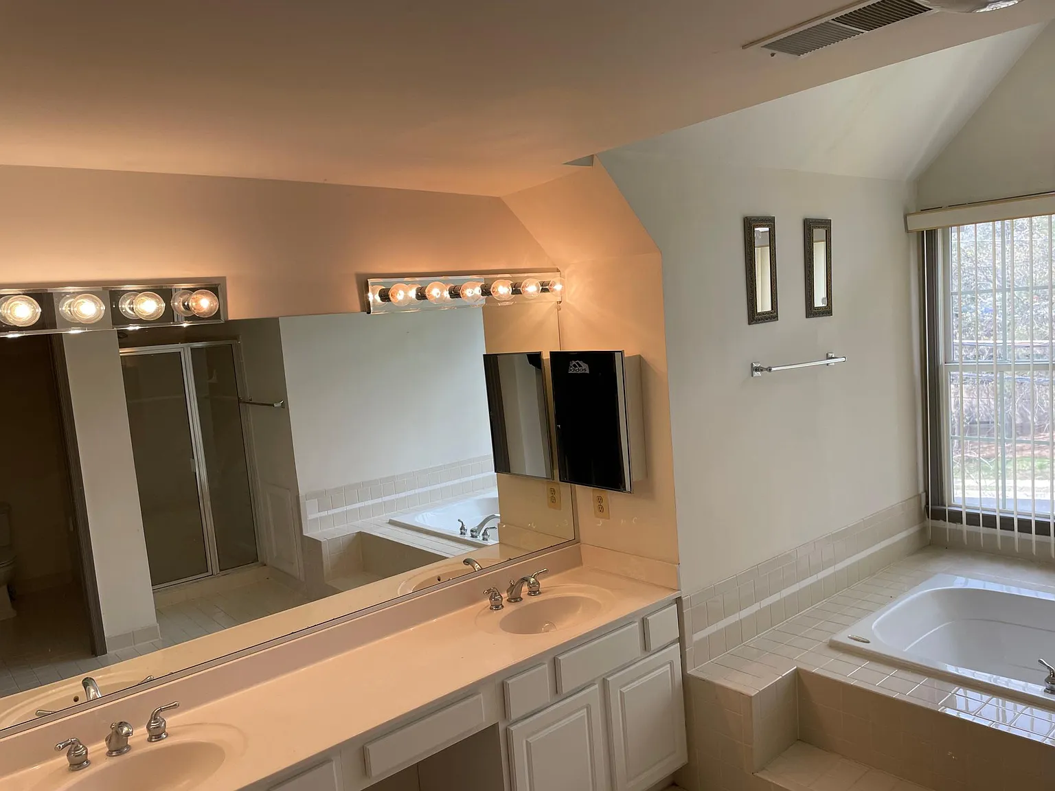 3409 Holly Rd — Photo 4