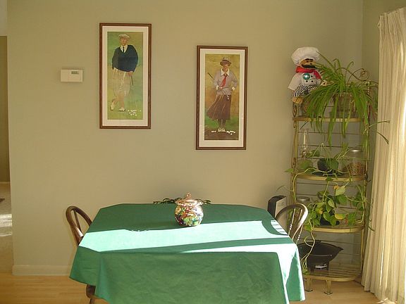 Dining room with maple laminant