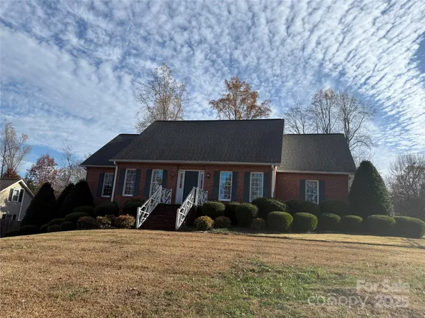 226 Countrywood Dr, Forest City, NC 28043