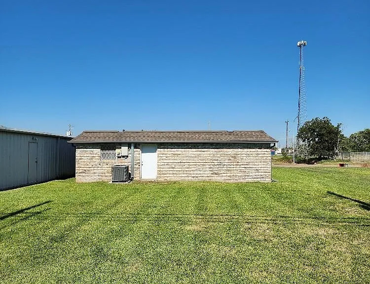 1301 N Avenue H — Photo 31