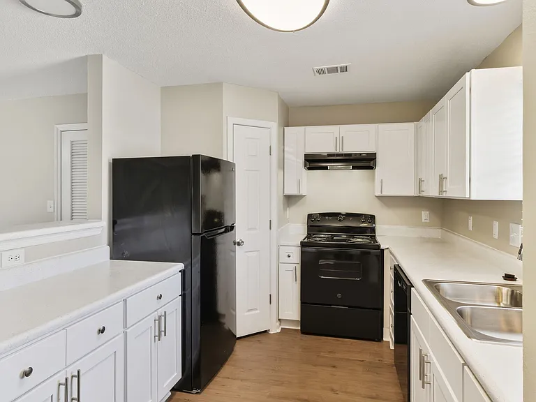 Latitude 30 Apartments — Photo 12