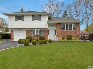 5 Radcliffe Rd, Commack, NY 11725